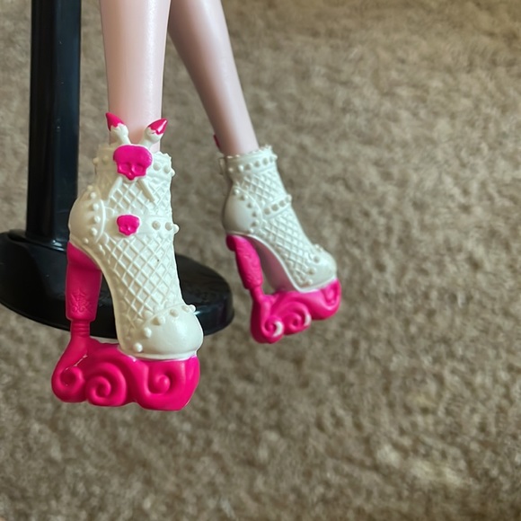 MONSTER HIGH DOLL! Draculaura Art Class Doll! - Picture 4 of 4